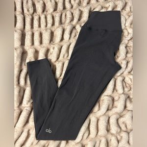 Woman’s Alo Airbrush leggings. Size M full length